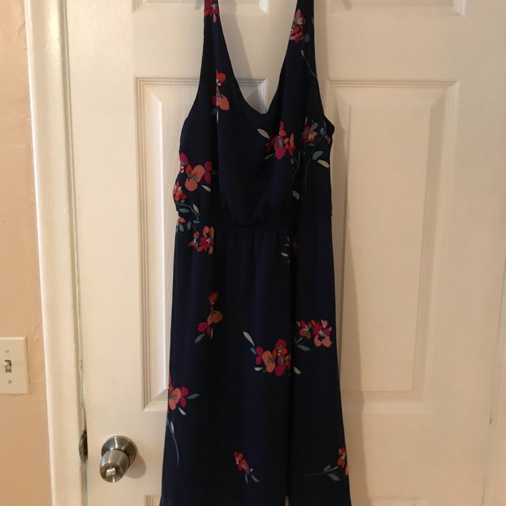 Classic V neck navy flowered dress! Great fit!